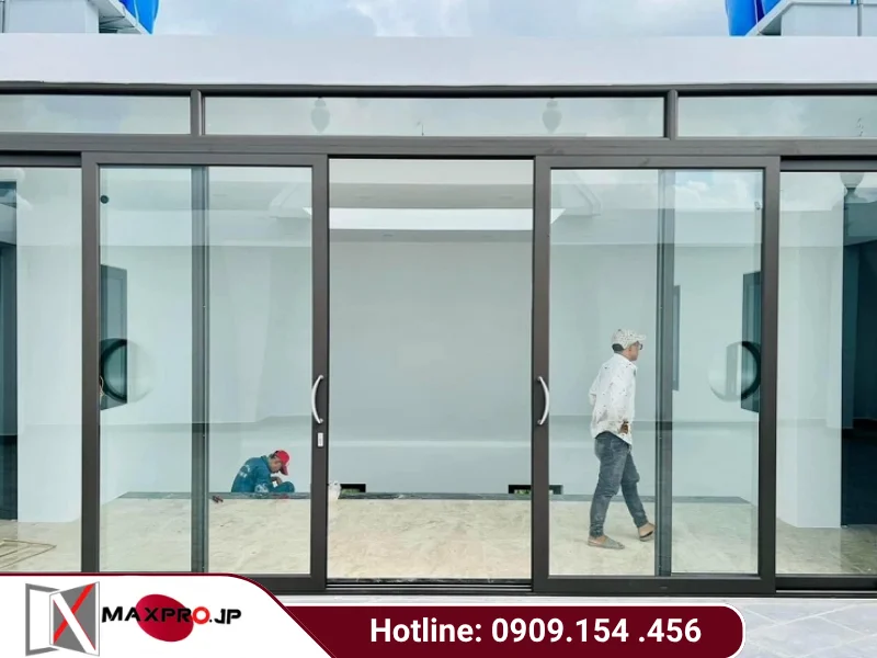 So sánh cửa lùa nhôm Maxpro hệ 83 và hệ 115