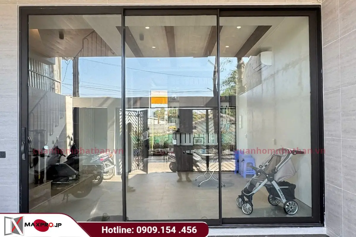 Ảnh cửa nhôm Maxpro màu đen mịn ngoài thực tế