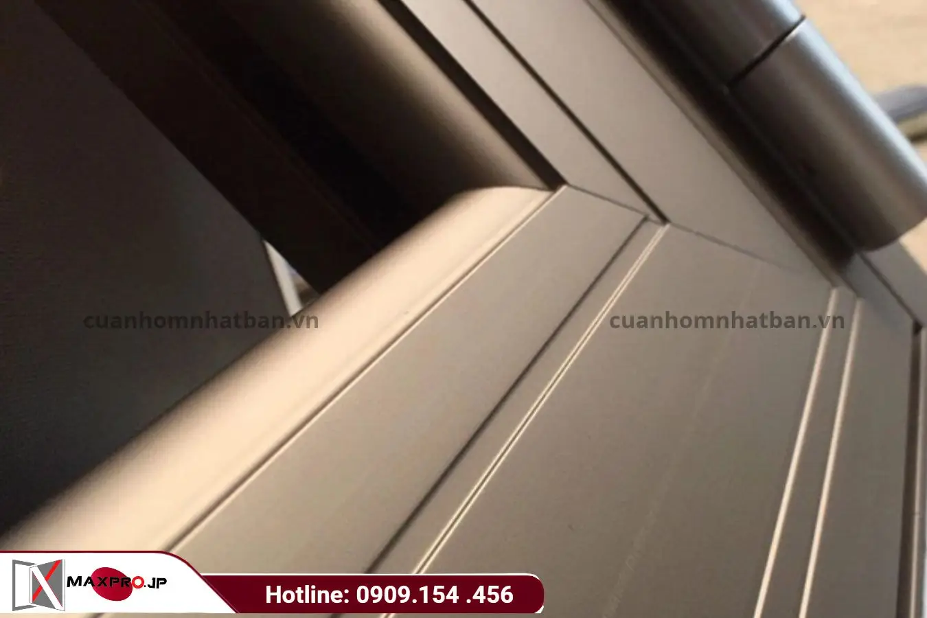 Chất liệu được sử lý bằng công nghệ anodize có màu kim loại và bóng mịn nhẹ