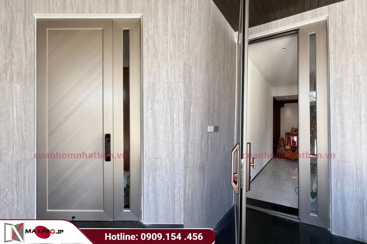 Cửa nhôm Maxpro màu champagne được chọn làm cửa đi chính cho căn nhà