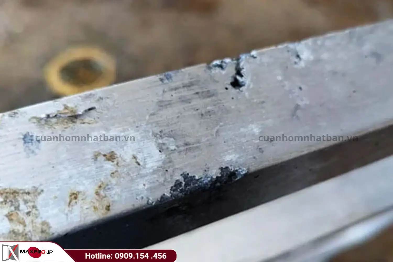 Dấu hiệu nhôm bị ăn mòn, xỉn màu