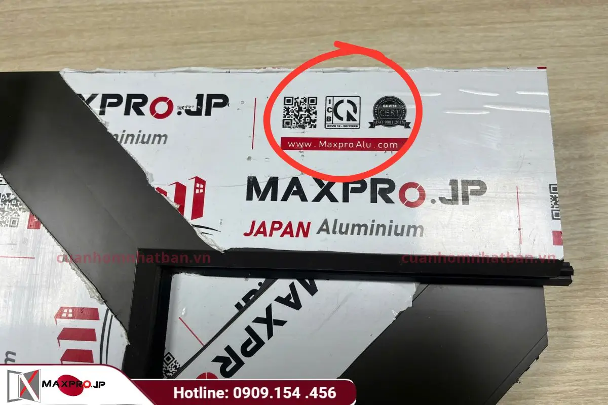 Hãy chú ý các mã QR có trên thanh nhôm và tem để kiếm tra