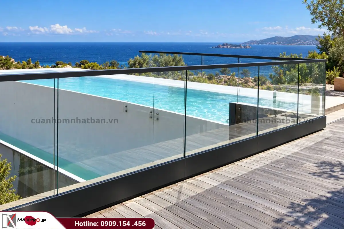 Lan can kính không trụ màu đen mịn hướng biển cực đẹp
