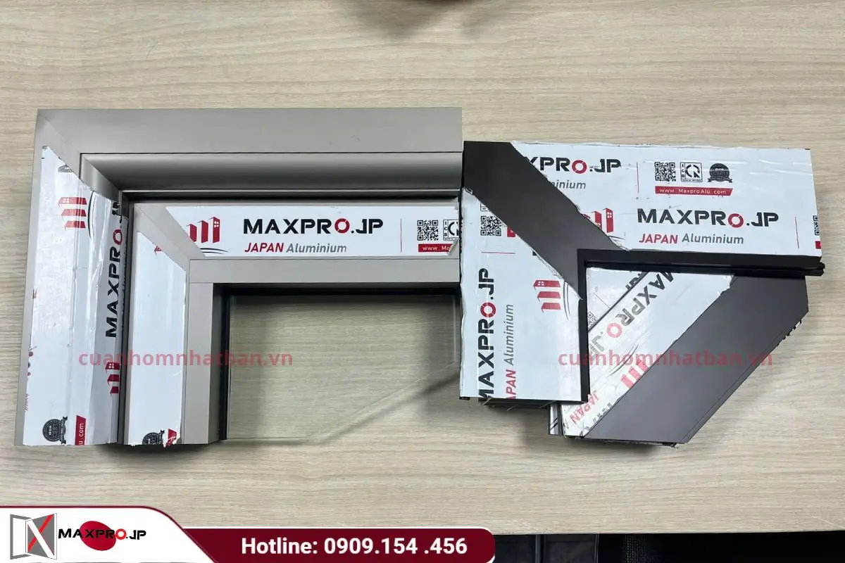 Nhôm Maxpro chính hãng sẽ có đầy đủ tem dán trên thanh nhôm