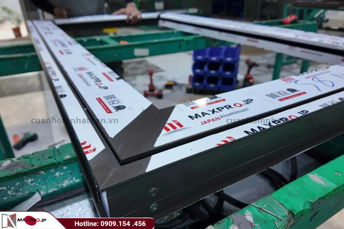 Thi công trực tiếp tại công trình và sản xuất tại xưởng các sản phẩm Maxpro 